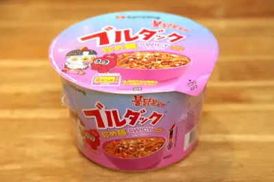 「甘い」と「辛い」が大混乱！ファミマ先行発売「スワイシーブルダック炒め麺」実食レポ