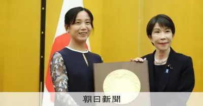 高木美帆さんに国民栄誉賞、記念品は包丁セット