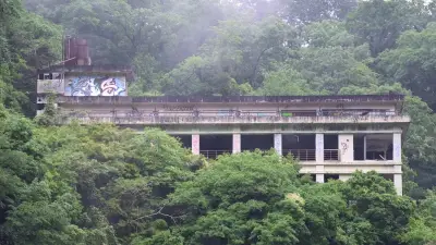 人口1007人の町に観光客15万人超、廃墟ホテルと100年ぶり復活の炭酸水