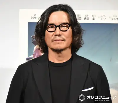 豊川悦司、右腕にタトゥーがチラリ ハワイでの近影に「シブくてカッコイイ」の声