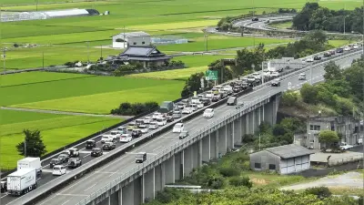 Ｕターンラッシュ始まる、九州道で最大１０キロ渋滞