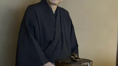 茶道裏千家16代家元・千宗室さん、エッセー集「京都の路地 まわり道」上ル・下ル刊行