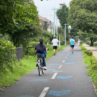 多摩湖自転車歩行者道、地下に導水管が通る一直線の都道を歩く