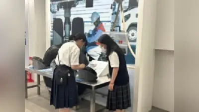 横浜女学院の生徒12人が羽田空港のANA格納庫で整備現場を見学