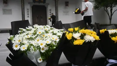 朱鎔基氏死去から1日、故郷の旧居に献花続く 日本大使館は半旗