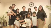 14歳差夫婦の恋の始まりは勘違い、11人大家族の現在に密着