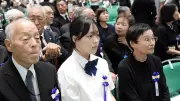 16歳・金井里紗さん「一人一人が戦争のことに関心を」　戦没者追悼式、青少年代表で献花