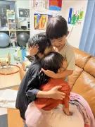 ご飯完食の小学生2人を4歳児が“よしよし” 年齢逆転の光景に反響