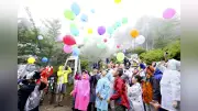 日航機墜落事故41年、雨の中遺族が御巣鷹の尾根へ