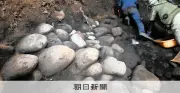 4世紀の浅間古墳で築造当時の葺石を発見、富士山噴火が保護
