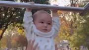 生後7カ月の赤ちゃんが補助なしでぶら下がり10.4万いいね「さすが体操選手のお子さん」