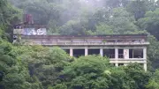廃墟ホテル残る人口1007人の町に観光客15万人、100年ぶり復活の炭酸水