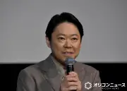 阿部サダヲ、『八月の声を運ぶ男』初日舞台あいさつで劇場鑑賞エピソード語る