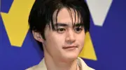 鈴鹿央士、自分の顔入り疑似紙幣を懐へ入れちゃめっ気たっぷりににやり