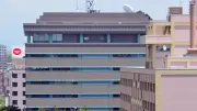AIデータセンター建設の会見でバスローブ姿の職員が話題に