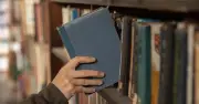 AI企業が古書を大量注文か、古書店に不可解な依頼相次ぐ