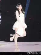 AKB48伊藤百花、関コレでファッションステージのトップ飾る ミニスカ白ドレスで魅了