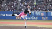 AKB48佐藤綺星、ミニスカ姿で始球式「一番の思い出に」