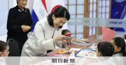 秋篠宮ご夫妻、パラグアイのニホンガッコウで折り紙交流 大統領と懇談
