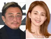 秋山成勲、51歳の誕生日をハワイで祝福 妻SHIHOや172センチ長女サランちゃんとの手つなぎショットが話題