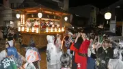 岐阜・郡上で徹夜おどり始まる　げたの音響く夏の夜