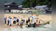 先祖の霊を海へ 舞鶴で「小橋の精霊船」行事