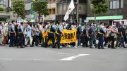 反「靖国」デモに50人、バツ印の日の丸で双方応酬 鎮魂の日