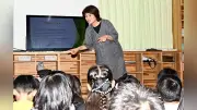 被爆2世の上野さん、児童に紙芝居で両親の体験語る
