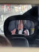 車内ベビーミラーに映った我が子の頭が細長く伸びる写真がThreadsで5.5万いいね コメント欄には共感の声続々