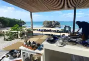 星野リゾートのバンタカフェで秋限定「海辺のやちむん市」開催