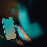 寝る前のスマホが心臓や血管に負担、将来の健康リスクに