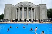 ベルリン公立劇場、黒人専用プール企画を安全懸念で中止