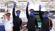 「ブルーマン」が西武新宿駅の1日駅長に就任、駅構内でパフォーマンス