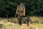 ブラッド・ピット主演『ハート・オブ・ビースト』予告公開、義足の元軍用犬とアラスカから生還目指す