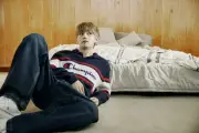 BTS・V、「True Champion」新ビジュアル公開 ポロシャツやパーカー着こなし逆立ちも