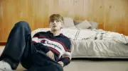 BTS・V、「True Champion」新ビジュアル公開　ポロシャツやパーカー着こなし逆立ちも