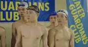 BUDDiiS森愁斗、映画初主演『ウォーターガーディアンズ』肉体美ショット解禁 椿泰我・砂田将宏とのビーチバレー裏話