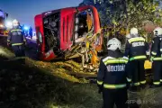 ハンガリー高速でポーランドのバス横転、12人死亡 居眠り運転か