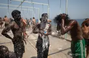 不法移民殺到のスペイン領セウタで治安悪化、住民デモが警察と衝突