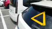 千葉豪雨の放置車両、三角の反射テープで安全対策「千葉市モデル」が注目
