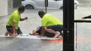 千葉豪雨、水没車から救出も妻死亡…「行っちゃダメだ」間一髪逃げた男性も