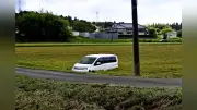 千葉豪雨、車の屋根にしがみつく男性救助…軽乗用車の人は見えなくなる