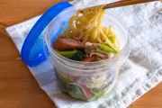 包丁・ガス不要、食べる直前にレンチンするだけ 料理研究家ちはる氏監修「ちゃんぽん風時短プラ容器弁当」レシピ