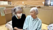 熊本地震70年ぶり再会の幼なじみ、避難所で励まし合う
