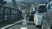 お盆の高速渋滞で右車線は逆効果…頭のいい人の車線選びと給油のコツ