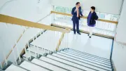 半世紀ぶりの母校で再会 同級生から贈られたネクタイの縁