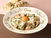 ココス、9月から「トリュフ香るサーモンときのこのクリーム月見パスタ」販売