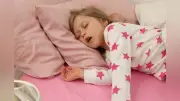 酷暑日、成長期の子どもの睡眠の質を高めるには「頭と体を冷やす」就寝環境づくりが重要だと専門家は指摘している