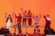 CORTIS、デビュー1年足らずで『ロラパルーザ・シカゴ』のステージに 5万人を熱狂させたライブ掌握力