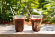 割る瞬間楽しむ「クラッキングラテ」8月7日発売、自由が丘のカフェで